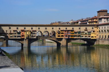 Güzel manzara Ponte Vecchio köprü Arno Nehri üzerinde Florence, İtalya 