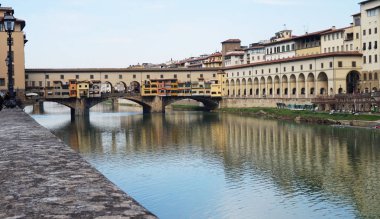 Güzel manzara Ponte Vecchio köprü Arno Nehri üzerinde Florence, İtalya 