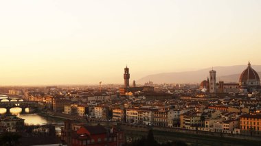 Gün batımı panorama Floransa Santa Maria del Fiore Katedrali ile şaşırtıcı, Palazzo Vecchio Sarayı ve Ponte Vecchio Köprüsü, görüntülemek Piazzale Michelangelo balkondan, Florence, İtalya 