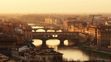 Gün batımı panorama Floransa Ponte Vecchio Köprüsü ile şaşırtıcı, görüntülemek Piazzale Michelangelo balkondan, Florence, İtalya 