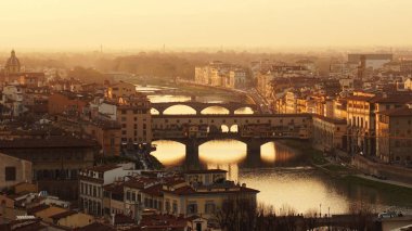 Floransa Ponte Vecchio Köprüsü, Floransa, İtalya ile şaşırtıcı günbatımı panorama 