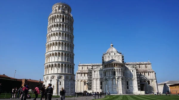 Lutande tornet och katedralen Santa Maria Assunta i Piazza dei Miracoli kallas även Piazza del Duomo med turister, Pisa, Italien — Stockfoto