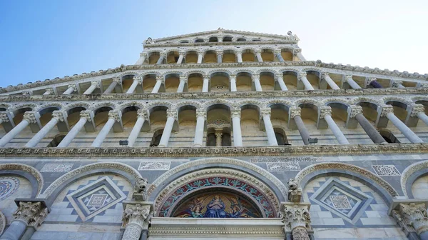 Fachada de la Catedral de Santa Maria Assunta en Piazza dei Miracoli también conocida como Piazza del Duomo con los turistas, ángulo bajo, Pisa, Italia — Foto de Stock