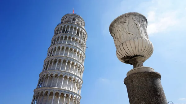 피사의 사탑, 멋진 중세 기념물, 로마 꽃병으로 이탈리아에서 가장 유명한 랜드마크 중 하나 — 스톡 사진
