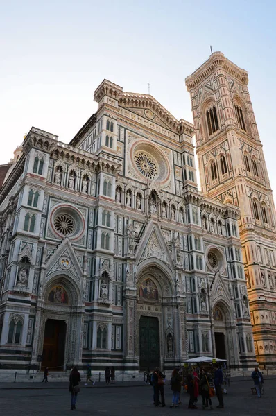 Florença, Itália: Basílica de Santa Maria del Fiore com sino de torre de Giotto campanile — Fotografia de Stock