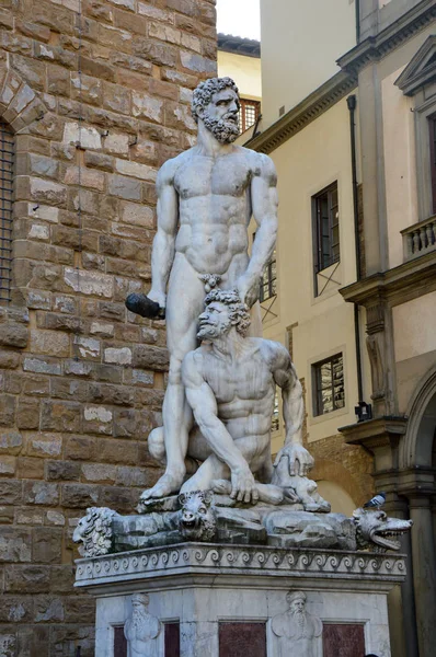 Hercules a Cacus socha před vchodem paláce Palazzo Vecchio, Florencie, Itálie — Stock fotografie