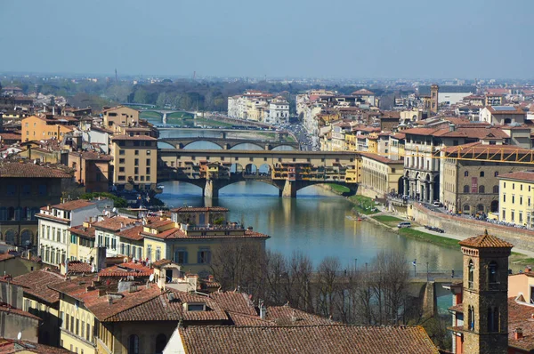 Increíble panorama de Florencia con Ponte Vecchio puente en medio de la imagen, en un día soleado, Florencia, Italia —  Fotos de Stock