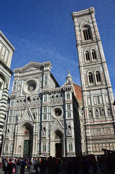 Florence, Italië: Basilica di Santa Maria del Fiore met Giotto campanile toren bell — Stockfoto