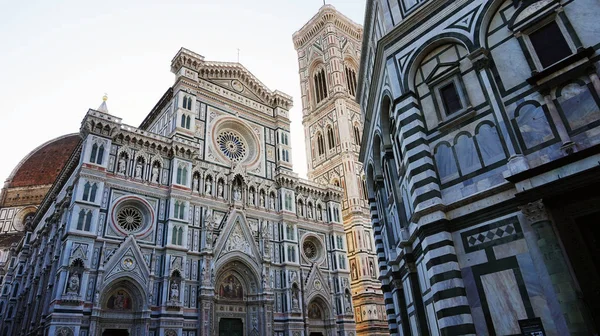 Florence, Italië: Baptisterium van San Giovanni en de Basilica di Santa Maria del Fiore met Giotto campanile toren bell en Brunelleschi dome — Stockfoto