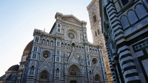 Florence, Italië: Baptisterium van San Giovanni en de Basilica di Santa Maria del Fiore met Giotto campanile toren bell en Brunelleschi dome — Stockfoto