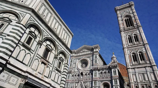 Florence, Italië: Baptisterium van San Giovanni en de Basilica di Santa Maria del Fiore met Giotto campanile toren bell en Brunelleschi dome — Stockfoto