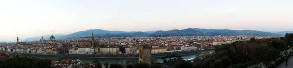 Increíble panorama de Florencia con Catedral de Santa Maria del Fiore, Palacio Vecchio, Florencia, Italia — Foto de Stock