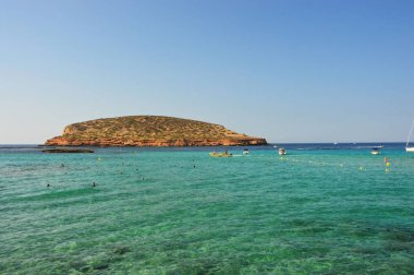 Ibiza Cala Comte beach ve Sespartar Illa des Bosc, temsili resim, kristal su, doğal paradisiac sahne, Ibiza Adası, İspanya, küçük adalar manzarasını tatiller yaz 2016