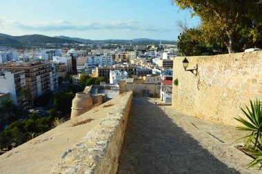 Dalt Vila, Eivissa, Ibiza Adası, günbatımı güzel görünümü alt, Ibiza deniz ve kale bastille Dalt Vila, Ibiza, İspanya, tatil yaz 2016 biri ile beyaz evleri Dağları ile