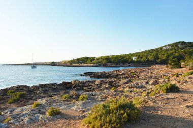 Cala Gracio kayalık plaj yaz, Ibiza, İspanya 