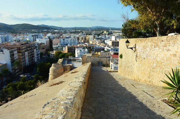 Prachtig uitzicht op de zonsondergang vanaf de Dalt Vila, Eivissa, Ibiza eiland, met bergen aan de onderkant, Ibiza zee en witte huizen naar beneden met een van fort bastille van Dalt Vila, Ibiza, Spanje, vakantie zomer 2016 — Stockfoto