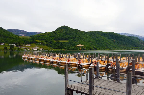 Blick auf den Kalterer See in Bozen Südtirol, Italien — Stockfoto
