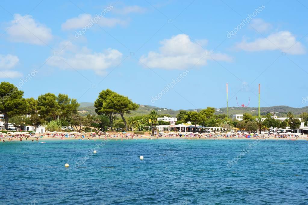 Espectacular vista de la playa de Es Canar, isla de Ibiza, playa con ...