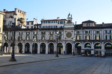Brescia, İtalya - 7 Kasım 2016: Görünüm Piazza della Loggia Meydanı ile eski Saat Kulesi, Brescia, İtalya