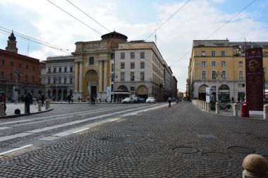 Parma, İtalya - 6 Ekim 2016: Via Garibaldi Sarayı Cassa di Risparmio di Parma ve San Pietro Apostolo, Parma, İtalya kilise ile