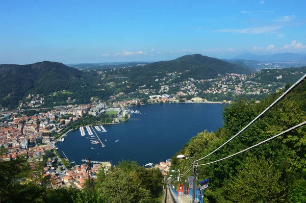 Vue depuis le funiculaire Lac de Côme, point de vue sur le lac et la ville avec des montagnes au fond, Lombardie Italie été 2016 — Photo