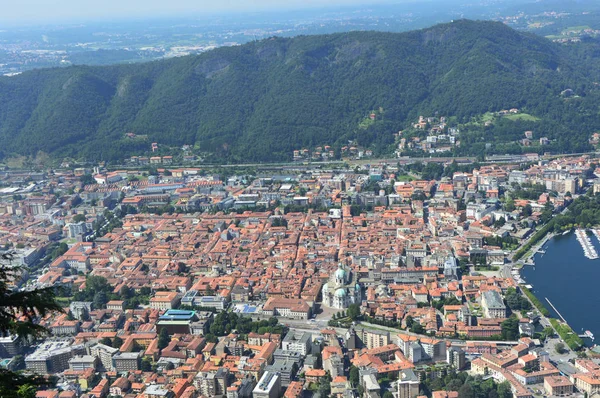 Como staden från Brunate, panorama, viewpoint, belvedere, med bergen på botten, Como, Italien sommaren 2016 — Stockfoto