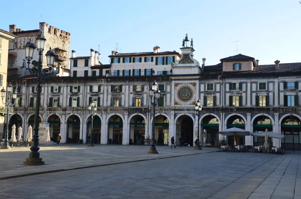 Brescia, İtalya - 7 Kasım 2016: Görünüm Piazza della Loggia Meydanı ile eski Saat Kulesi, Brescia, İtalya