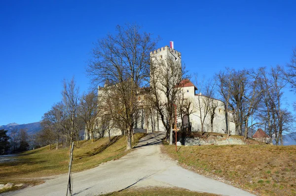 Brunico, Italien - 25 December 2015: Brunico slott i vintertid, solig dag, Bruneck i Pusterdalen, södra Tyrol, Italien — Stockfoto