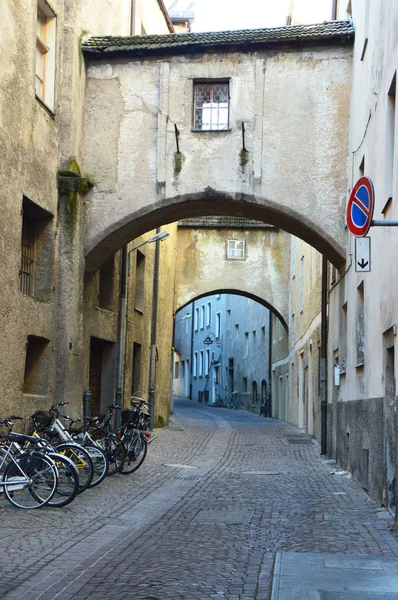 Brunico, Italia - 25 de diciembre de 2015: Bruneck ciudad medieval antigua, calle y edificios medievales en la zona de peatones, Bruneck, Italia — Foto de Stock