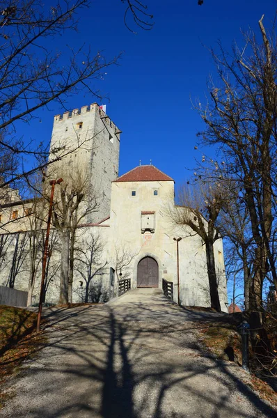Brunico, Italië - 25 December 2015: Brunico kasteel in de winter, zonnige dag, Bruneck in het Pustertal, Zuid-Tirol, Italië — Stockfoto