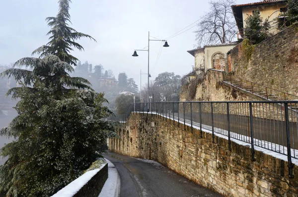 Strada a Bergamo città d'inverno — Foto Stock