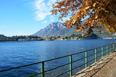 Görünüm Güz, Lombardy İtalya kasabasında Lecco Como Gölü