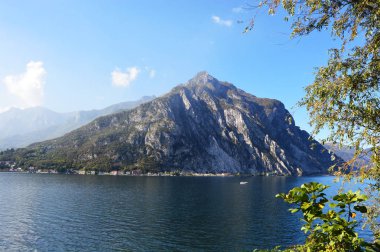 Dağ gölü Lecco sonbaharda, Lombardy İtalya