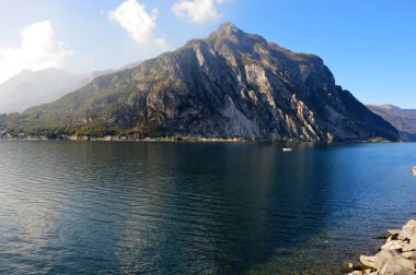 Dağ gölü Lecco sonbaharda, Lombardy İtalya
