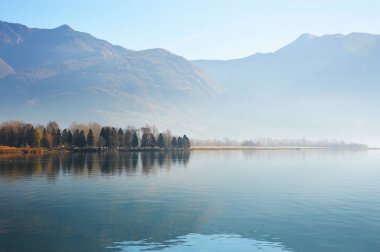 Lake Iseo, Lovere şehir, İtalya ağaçta yansıması 