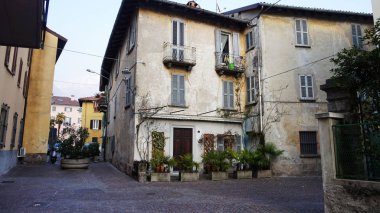 Lake Como, İtalya - 19 Şubat 2017: Kış renkli evler Mandello del Lario Lake Como, İtalya Lecco yakınında hamlet ile