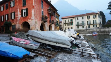 Mandello del Lario Lake Como, İtalya'nın kıyısında Lecco yakınında hamlet tekneler ile güzel renkli evler