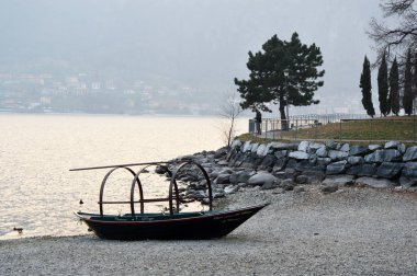 Kış saati, İtalya Mandello del Lario yakınındaki Lecco, hamlet Como Gölü kıyısındaki güzel tekne