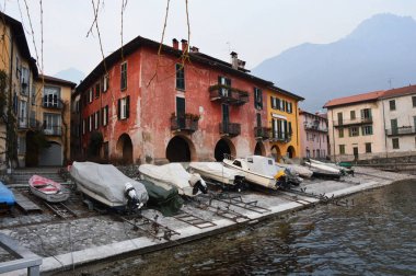 Mandello del Lario Lake Como, İtalya'nın kıyısında Lecco yakınında hamlet tekneler ile güzel renkli evler