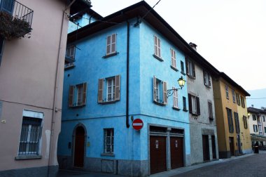 Mandello del Lario Lake Como, İtalya Lecco yakınında hamlet renkli evleri ile kış