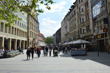Münih, Almanya - 18 Mayıs 2016: Kimliği belirsiz kişi sokakta Münih, Almanya eski şehir merkezinin