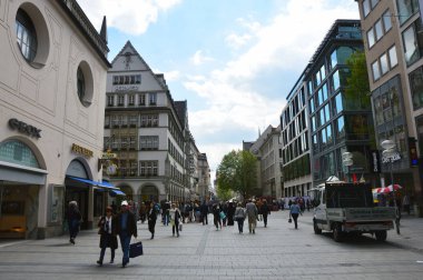 Münih, Almanya - 18 Mayıs 2016: Kimliği belirsiz kişi sokakta Münih, Almanya eski şehir merkezinin