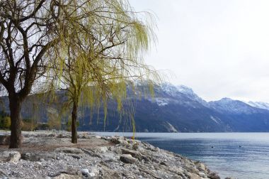 Güzel manzaralı Riva de Garda şehir kışın dağlarda Lake Garda 