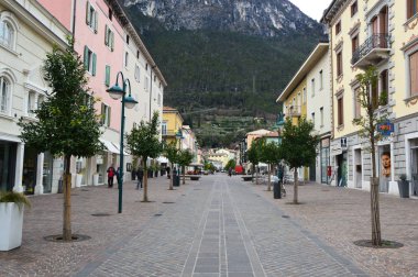Bir Riva del Garda şehir Dante Alighieri yoIda dağlar kış