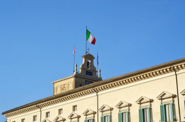 Quirinal Sarayı Roma'da İtalyan bayrağı detay