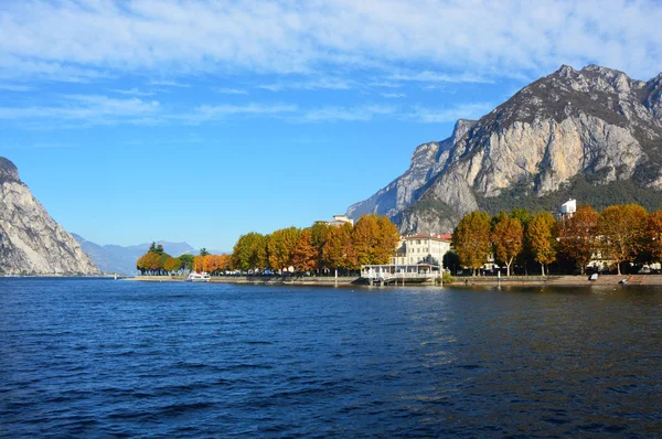 Vista del lago Como en la ciudad de Lecco en el otoño, Lombardía Italia —  Fotos de Stock