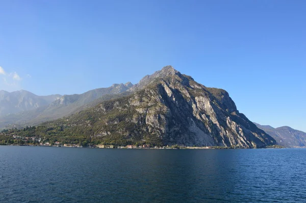 Montaña del Lago Lecco en otoño, Lombardía Italia — Foto de Stock