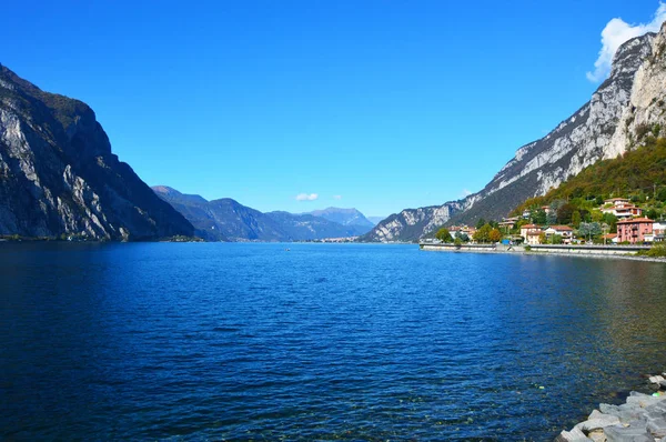 Vista del lago Como en la ciudad de Lecco en el otoño, Lombardía Italia — Foto de Stock