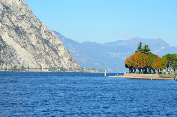 秋には、ロンバルディア州イタリアのレッコ町コモ湖の景色 — ストック写真
