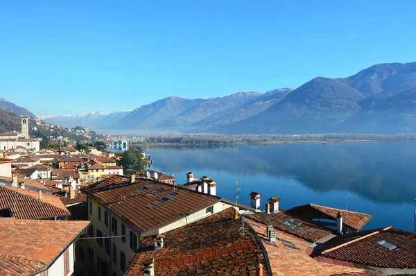 Vistas a la montaña con reflexión, Lago Iseo, Ciudad de Lovere, Italia —  Fotos de Stock